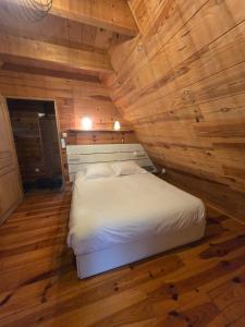 Ένα ή περισσότερα κρεβάτια σε δωμάτιο στο Lodge du Parc des Combes avec Accès Parc inclus selon calendrier ouverture Parc