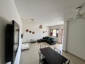 ein Wohnzimmer mit Tisch und Couch in der Unterkunft Apartamentos Mafelo Taganga in Taganga