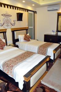 Kama o mga kama sa kuwarto sa Hotel Encounter Nepal & Spa