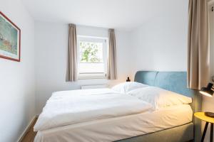 a bed in a room with a window at Boddenräuber 3 in Ahrenshoop