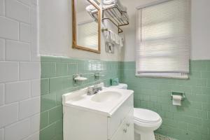a bathroom with a sink and a toilet at OYO Palm Leaf Motel in Ashland +46 photos