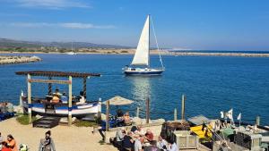 a group of people watching a boat in the water at Maison Lagune bleue Gruissan in Gruissan