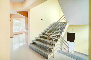 Μια τηλεόραση ή/και κέντρο ψυχαγωγίας στο Hotel Seafaceing Golden- Palace - Swimming Pool and Private Beach Facilities