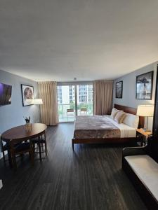 Ένα ή περισσότερα κρεβάτια σε δωμάτιο στο Sunny Isles Oceanfront Apartment for Two +12 φωτογραφίες