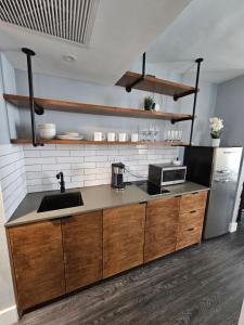 Η κουζίνα ή μικρή κουζίνα στο Sunny Isles Oceanfront Apartment for Two
