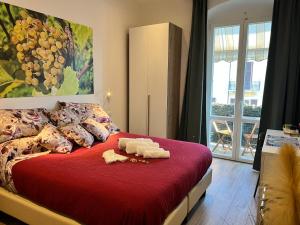 a bedroom with a bed with two animals on it at Al molo 21 in La Spezia