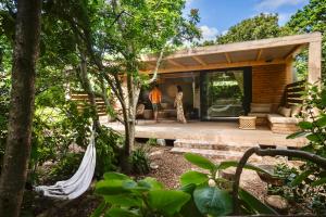 2 personnes debout sur une terrasse couverte d'une maison dans l'établissement The Pods Noordhoek, à Noordhoek