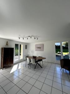 une cuisine et une salle à manger avec une table et des chaises dans l'établissement Chez Mimi - Bellevue, à Raulhac