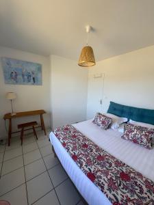 une chambre avec un grand lit et une table dans l'établissement Chez Mimi - Bellevue, à Raulhac