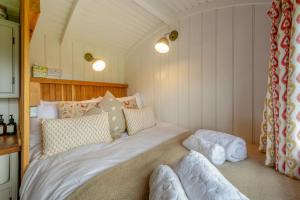 Cowlingにある1 Bed in Cowling oc-s30772の大きな白いベッドと枕のある寝室