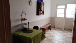 a room with a table and a bench and a window at Casa Inspira in Neuquén