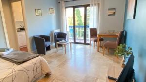 a room with a bed and a table and chairs at Studio proche de la mer avec parking Cagnes-sur-Mer in Cagnes-sur-Mer