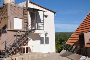 Budova, kde se chata nachází