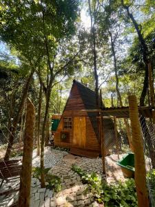ブルマジーニョにあるchalé borboletárioの木の小さな木造の小屋