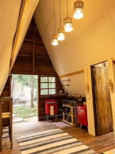 ブルマジーニョにあるchalé borboletárioのテーブルと椅子のある部屋のある屋根裏部屋