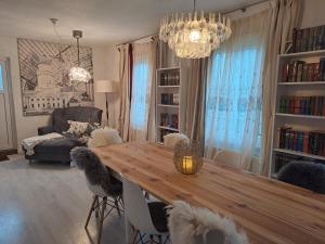 ein Wohnzimmer mit einem Holztisch und Stühlen in der Unterkunft Gnaden -und Ferienhof Saale Wittgenstein in Schorstedt