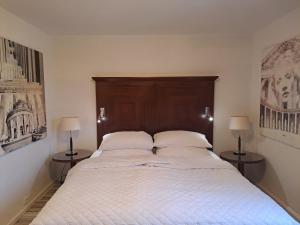 ein Schlafzimmer mit einem großen Bett mit zwei Lampen in der Unterkunft Gnaden -und Ferienhof Saale Wittgenstein in Schorstedt