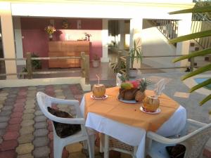 un tavolo con due torte su un patio di Sun & Earth Villa a Mont Choisy