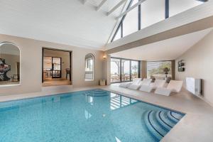 Bazén v ubytování 5 Bed in Bexhill-on-Sea oc-c32704 nebo v jeho okolí