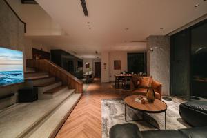 un salon avec un canapé et une table dans l'établissement Sunset view Sky Villa in Ecopark resort with private pool, à Cong Luận