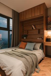 une chambre avec un grand lit avec une grande fenêtre dans l'établissement Sunset view Sky Villa in Ecopark resort with private pool, à Cong Luận 53 autres photos