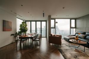 un salon avec une table et un canapé dans l'établissement Sunset view Sky Villa in Ecopark resort with private pool, à Cong Luận