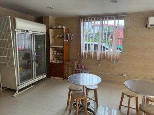 un restaurant avec deux tables et des chaises ainsi qu'une fenêtre dans l'établissement Dancenter Hotel Oriental, à Kota Kinabalu