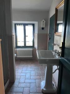 a bathroom with a sink and a window at Poggio Bernone - Massa Marittima in Prata