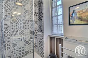 una doccia con una porta in vetro in un bagno di Le safran a Dinard Altre 41 foto