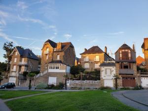 un grande gruppo di case con un cortile verde di Le safran a Dinard