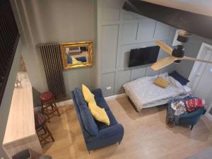 een woonkamer met een blauwe bank en gele kussens bij Studio - Sleeps 4 - Garden - Parking - Wifi in Blessington