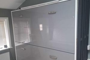 een glazen kast in een badkamer met een raam bij Studio - Sleeps 4 - Garden - Parking - Wifi in Blessington +5 foto's