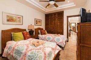 Postel nebo postele na pokoji v ubytování Beachfront Easy Beach Access, Security & Cameras + 18 fotografií