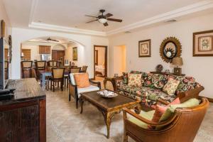 Posezení v ubytování Beachfront Easy Beach Access, Security & Cameras