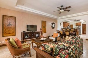 TV a/nebo společenská místnost v ubytování Beachfront Easy Beach Access, Security & Cameras