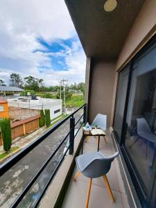 a balcony with a table and a chair and a window at S01 SUITE KING SIZE Premium Frente al TEC CEM con Cocineta WiFi Balcón Parking Terraza in Mexico City