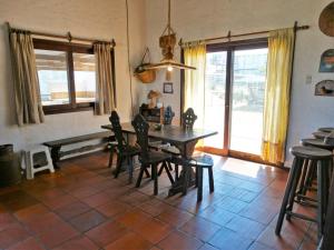 プンタ・デル・ディアブロにあるCasa TANIKAの木製のテーブルと椅子のあるダイニングルーム