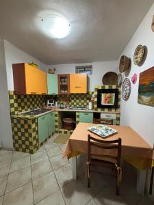 Η κουζίνα ή μικρή κουζίνα στο Maryel Sardinia con Giardino