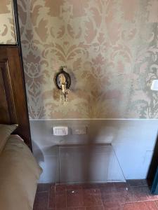 a bedroom with a wall with a wallpaper at Poggio Bernone - Massa Marittima in Prata