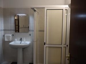 Bilik mandi di Charming Retreat Machico - 5 min Praia & Centro B +44 gambar