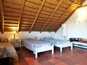 プンタ・デル・ディアブロにあるCasa TANIKAの木製の天井が特徴のベッドルーム1室(ベッド3台付) +21枚の写真