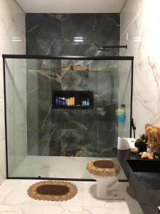 ベレンにあるCasa tranquila e espaçosaのガラス張りのシャワーとトイレ付きのバスルーム