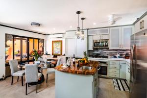 Kuchyň nebo kuchyňský kout v ubytování Luxury Villa With Beach Access And A Private Pool