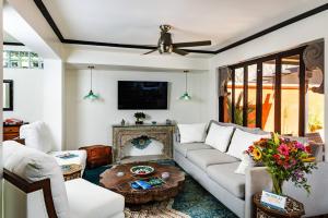 TV a/nebo společenská místnost v ubytování Luxury Villa With Beach Access And A Private Pool