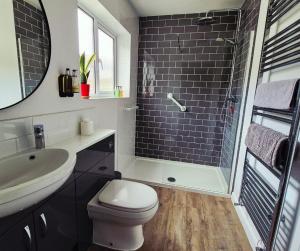 ein Badezimmer mit Toilette, Waschbecken und Dusche in der Unterkunft 'Shakespeare Cottage' - Free Parking near Salisbury Railway Station & Walk to City in Salisbury + 23 Fotos