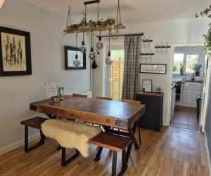 ein Esszimmer mit einem großen Holztisch und Stühlen in der Unterkunft 'Shakespeare Cottage' - Free Parking near Salisbury Railway Station & Walk to City in Salisbury