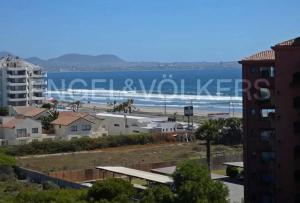 een uitzicht op het strand vanuit een gebouw bij Live a Beach Life in the Heart of La Serena! in La Serena