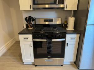 une cuisine avec une cuisinière et un micro-ondes dans l'établissement Short North Convention King Bed Free Parking!, à Columbus