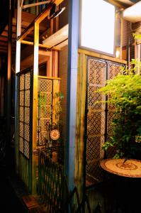 einen Eingang zu einem Haus mit einem Eisentor in der Unterkunft Ayaka House Hirai in Tokio + 89 Fotos