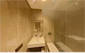 ein Badezimmer mit Waschbecken, Toilette und Dusche in der Unterkunft Appartement chic Menara Mall piscine Rooftop in Marrakesch